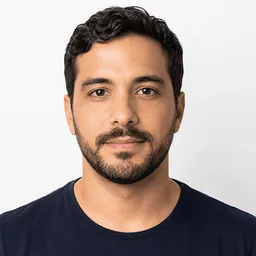 Foto ilustrativa do líder fictício Márcio durante simulação de feedback